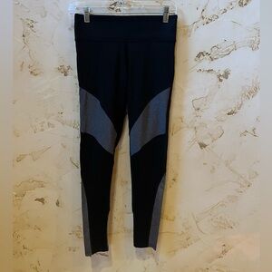 PINK Victoria Secret Ultimate Size Small Black & Gray Leggings Athletic EUC Yoga